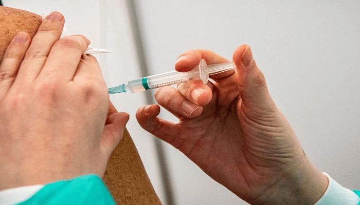 Une patiente accuse son généraliste de lui avoir inoculé un vaccin contre le covid "expérimental" : "Un empoisonnement" (Lalibre.be)