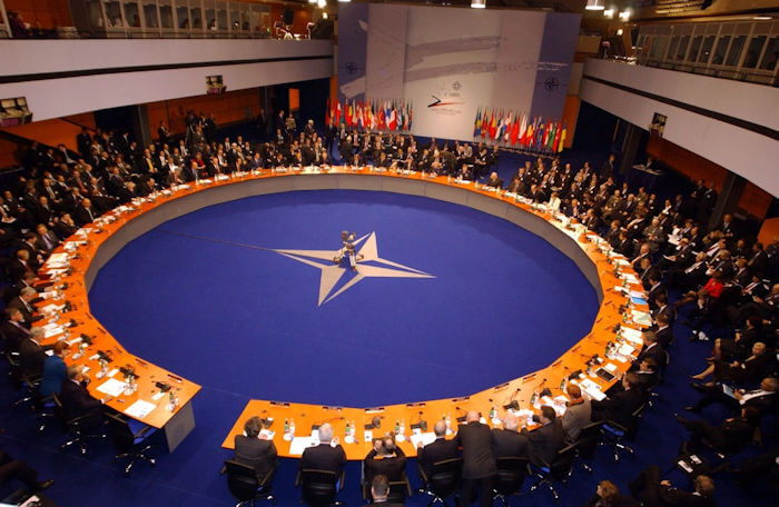Senát odmítá válečné pravomoci Kongresu ohledně článku 5 NATO (protiválečné)