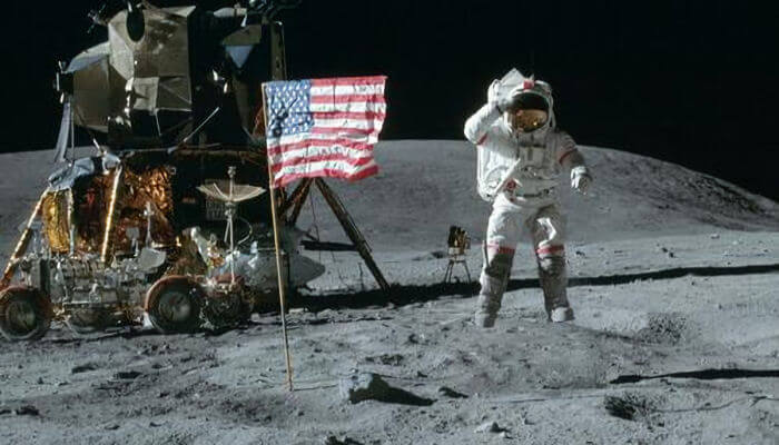 Bývalý šéf ruské vesmírné agentury říká, že neexistuje žádný důkaz, že Američané přistáli na Měsíci v roce 1969 (Zerohedge.com)